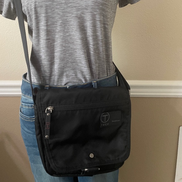 T-Tech by TUMI Essential Gear "Lewis Small Flap Crossbody" Bag - Picture 13 of 13